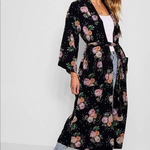 NWT Boohoo Plus Floral Kimono